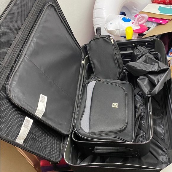 Brand new luggage set. 5 pieces(2 suitcases,1 bag,1 shoe bag,1 drawstring bag) - Picture 5 of 5